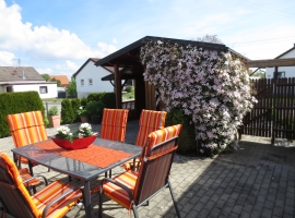 Gartenterrasse mit Gartenhaus (Unterbringung ihrer Fahrräder möglich)