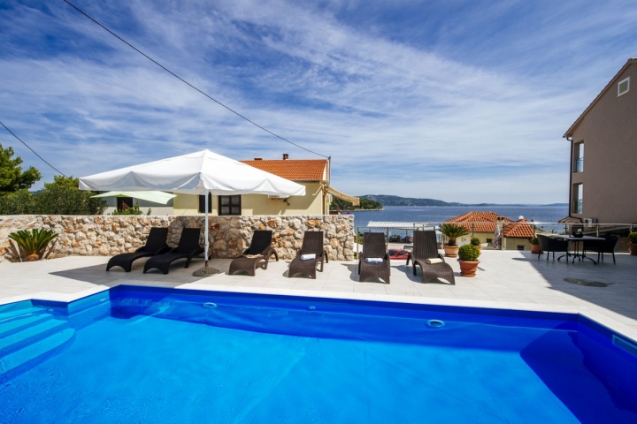 Der Pool der Baroni Holiday Anlage