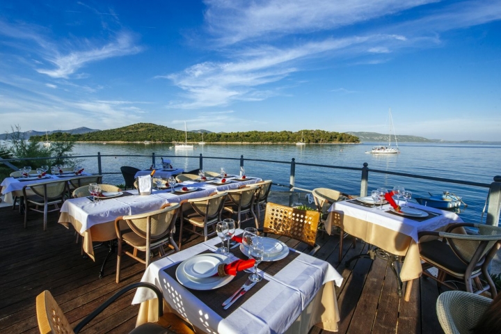 Gästezimmer in Villa Baroni mit Pool | Die Außenterrasse vom Konoba Restaurant Baroni