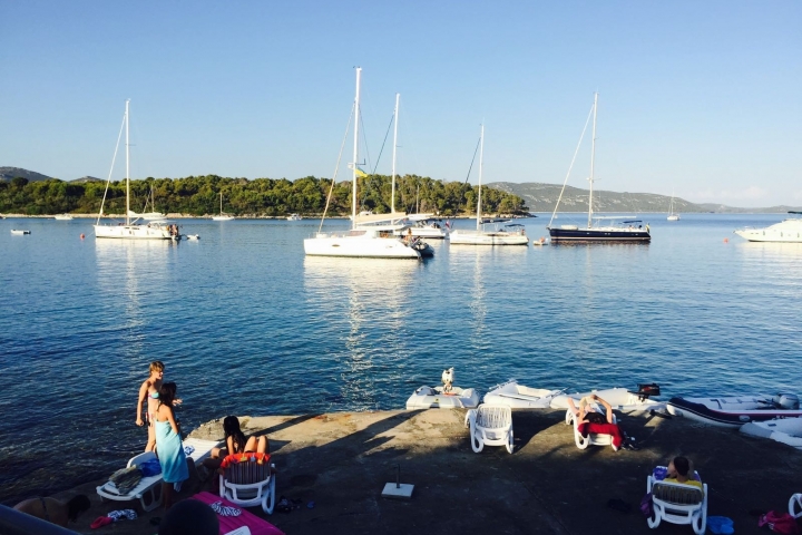 Strandsteg und Kai mit Bojenfeld Baroni Insel Iz in Nord Dalmatien
