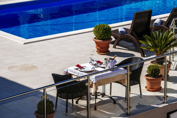 Sitzterrasse über dem Pool Baroni Insel Iz in Mali Iz Nord Dalmatien