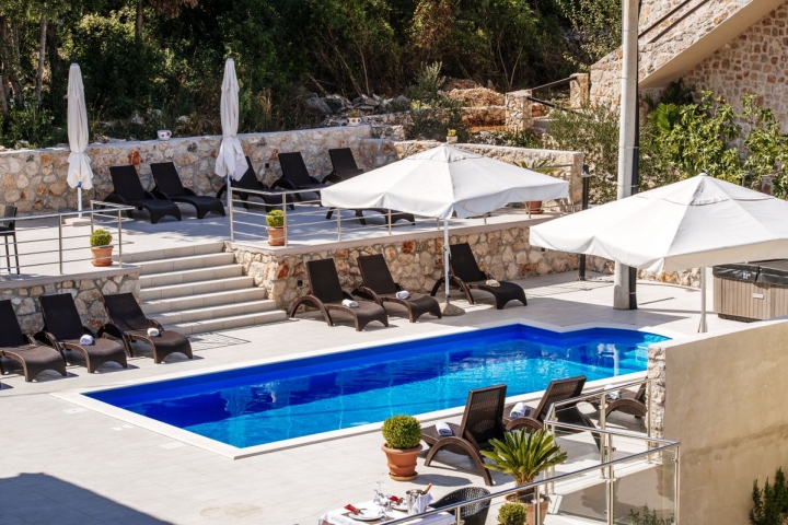 Sonnenterrasse über dem Pool Baroni Insel Iz in Mali Iz Nord Dalmatien