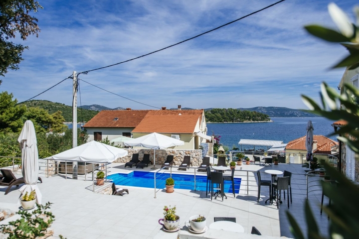 Die private Baroni Holiday Anlage mit Pool und Meerblick, Sonnenterrassen, Doppelzimmer und Ferienwohnungen auf der Insel Iz in Mali Iz bei Zadar