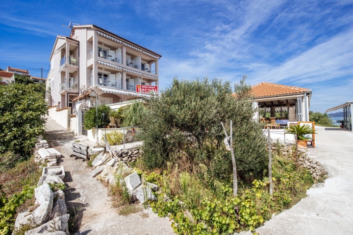 Weg zur Pension Villa Baroni links und Restaurant Baroni rechts. Direkt am Meer