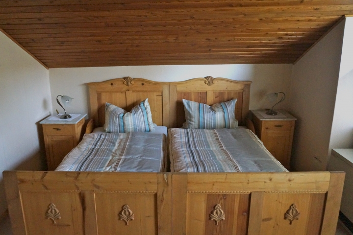 Doppelbett im ersten Schlafzimmer