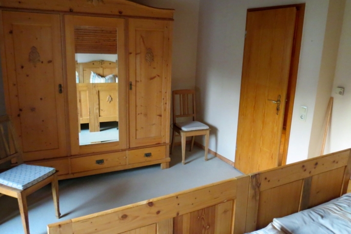 Schrank im ersten Schlafzimmer