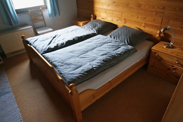 Doppelbett im zweiten Schlafzimmer
