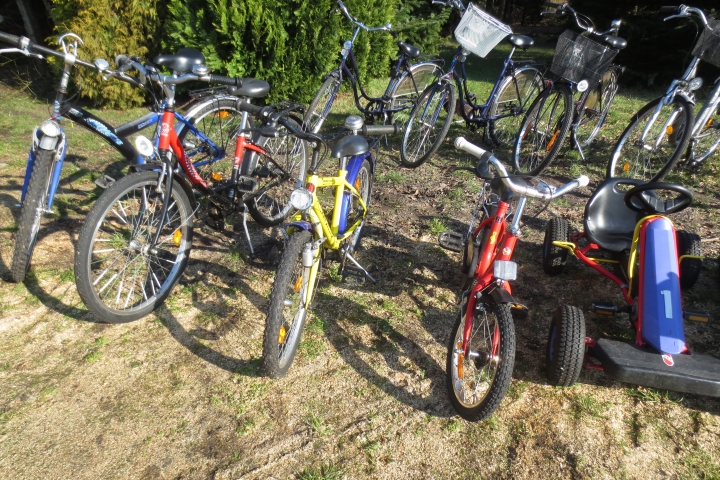 Fahrräder und ein paar Spielgeräte , auch ein Bollerwagen und ein Kindertrecker gehören dazu