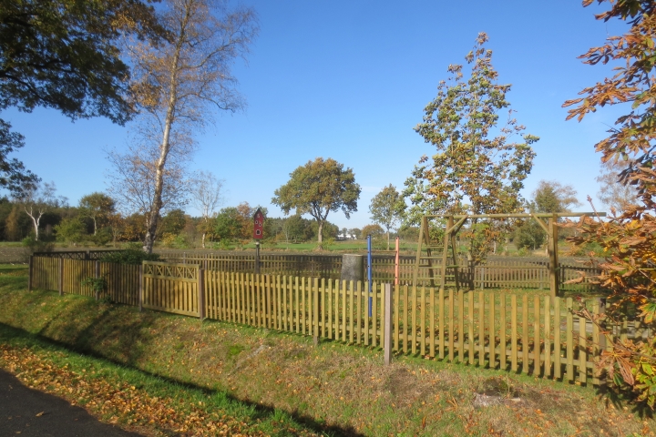 Spielplatz- mit Zaun