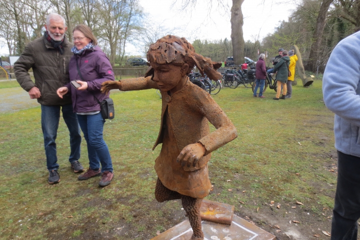 neue Schrottfigur Gesine beim Schulmuseum B- feld