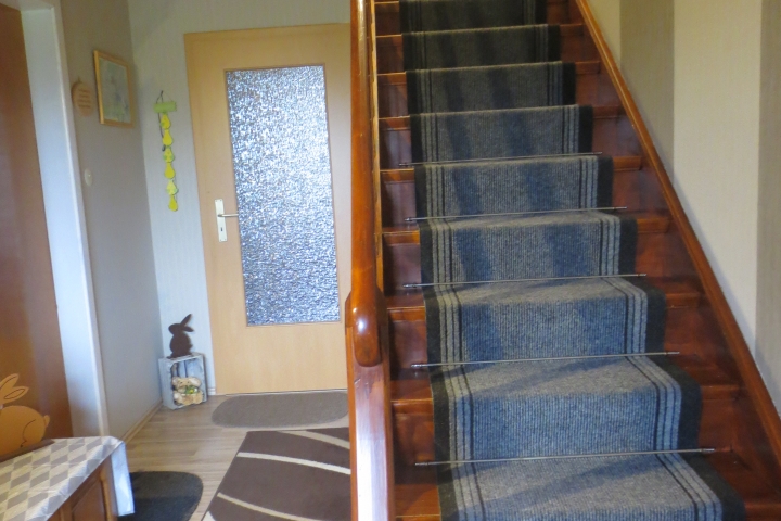 links unsere Wohnung , rechts die Treppe zur Fewo