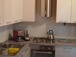 Neue, moderne Küche mit Geschirrspülmaschine, Kühlschrank, Nespresso- und Filterkaffeemaschine! Ausgang zum Balkon!