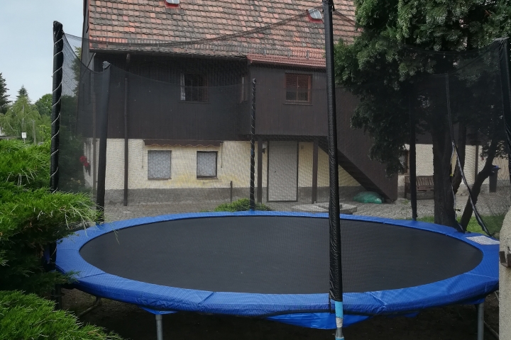 Außenbereich mit Trampolin