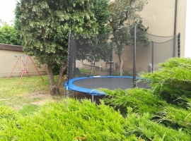 Gartenbereich mit Trampolin und Kinderschaukel