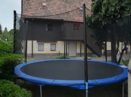 Außenbereich mit Trampolin