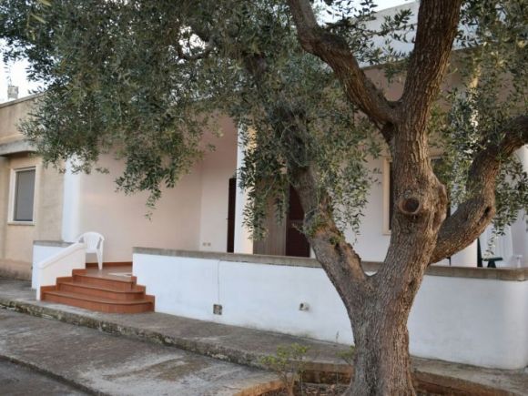 Ferienhaus Casa Maria | Haupteingang auf der Veranda Blick auf Garten