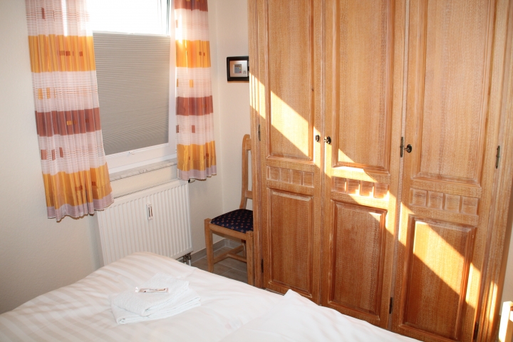 Schlafzimmer mit Kleiderschrank