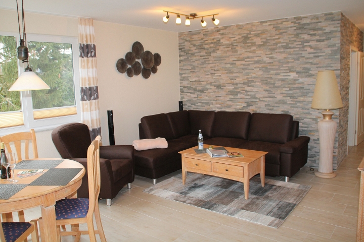 Wohnzimmer mit ausziehbarem Schlafsofa 