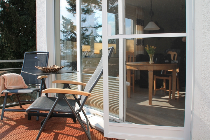 Balkon mit Fliegengittertür
