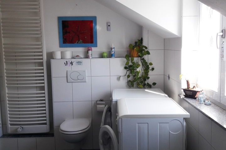 Bad mit Badewanne und Dusche