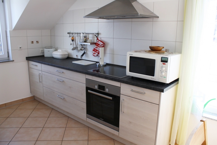 Küche mit Glaskeramikkochfeld, Backofen mit Umluft und Ober-/Unterhitze, Mikrowelle