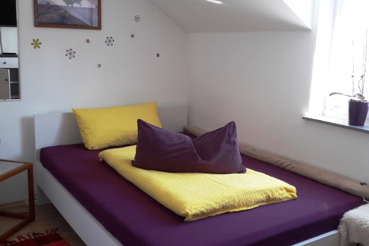 Einzelzimmer mit 140 x 200 Bett. Entweder für einen Erwachsenen oder 2 Kinder
