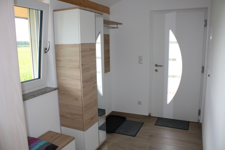 Flur mit Garderobe inkl. Schrank und Sitzbank