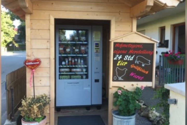 Fam. Lechner, Hofautomat 24 Std., Wurst, Käse, Fleisch, Eier, Honig ..., 400 Meter entfernt
