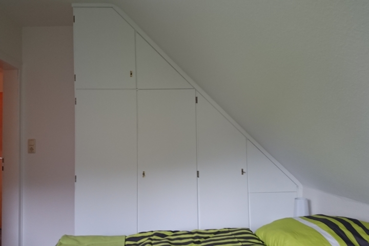 Schrankwand im kleinen Schlafzimmer
