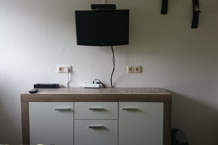 Sideboard mit Fernseher im kleinen Schlafzimmer