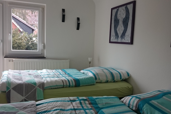 großes Schlafzimmer mit kleinem Balkon