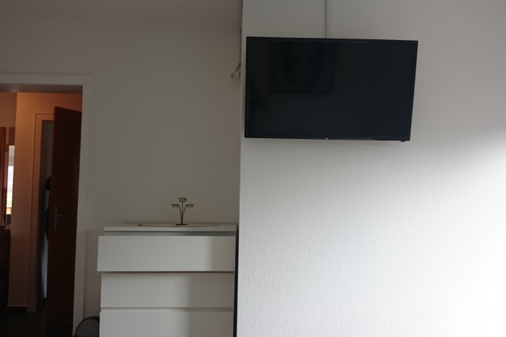 Blick vom Bett auf den Fernseher (großes Schlafzimmer)