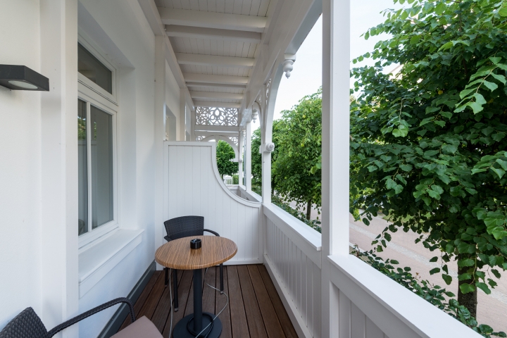 Seitlicher Balkon mit Meerblick