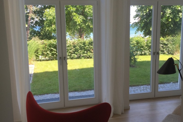 Blick aus der Wohnung auf die blaue Ostsee
