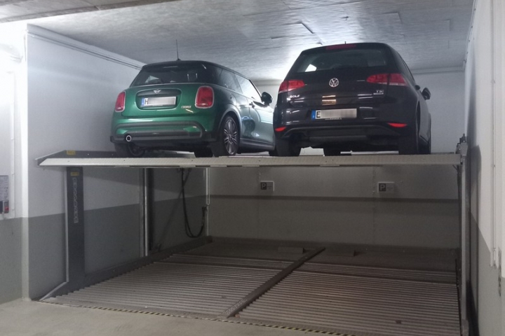 Kostenloser Parkplatz je Wohnung zugeteilt (Doppelparker) unten! Maximale Maße: 1,65 Meter hoch, maximale Nutzlast von 2000 kg, Länge 5m max.