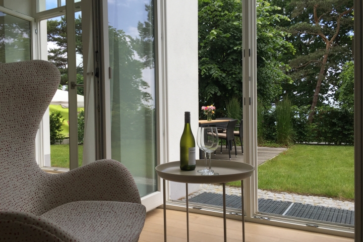 Blick aus dem Wohnzimmer in den Garten der Wohnung 03