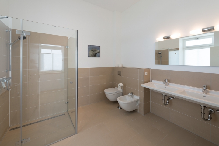 Großes erstes Badezimmer der Ferienwohnung