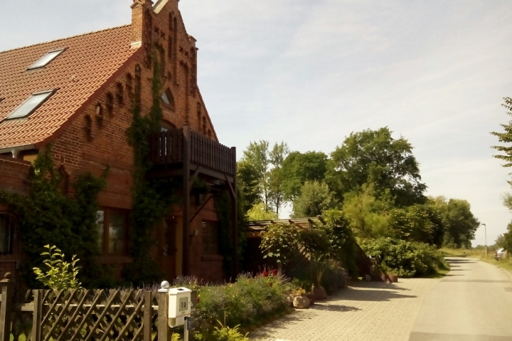 Ruhige Anliegerstrasse, Parkplatz vor dem Haus.