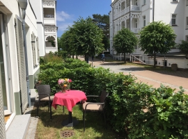 Eigener kleiner Vorgarten mit Blick auf Strand und Ostsee