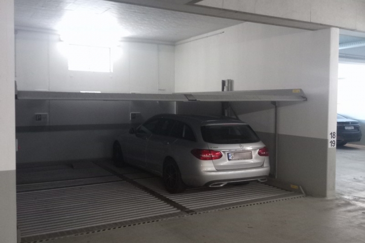 Kostenloser Parkplatz je Wohnung zugeteilt (Doppelparker) unten! Maximale Maße: 1,65 Meter hoch, maximale Nutzlast von 2000 kg, Länge 5m max.