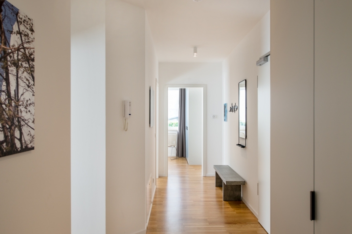 Blick durch den Flur der Wohnung 13