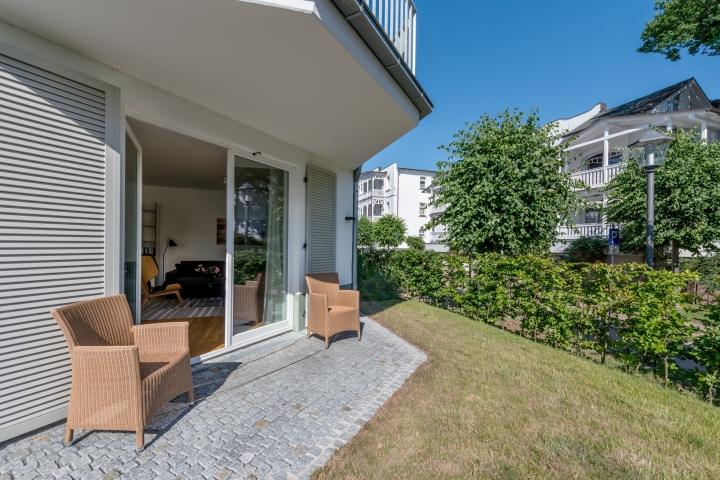 Terrasse – zum sonnigen Süden ausgerichtet – und Garten der Wohnung 13