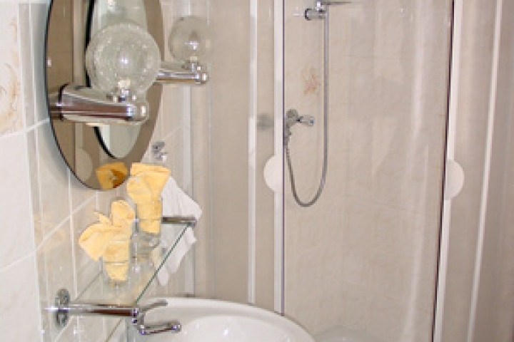 Bad mit Dusche & WC