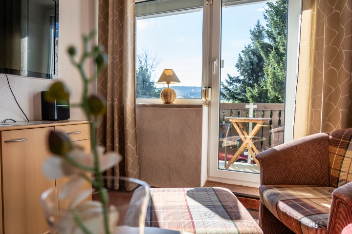 Wohnzimmer mit Balkon