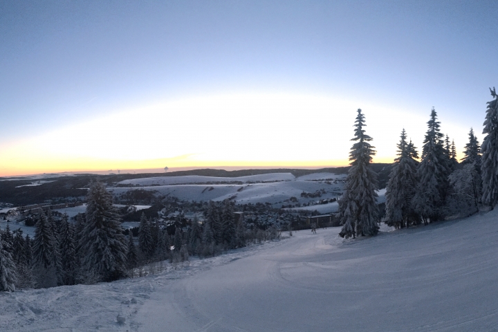 Sonnenaufgnag über dem Skihang
