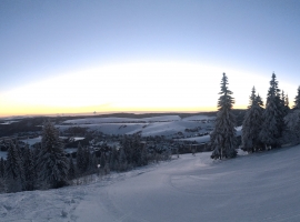Sonnenaufgnag über dem Skihang