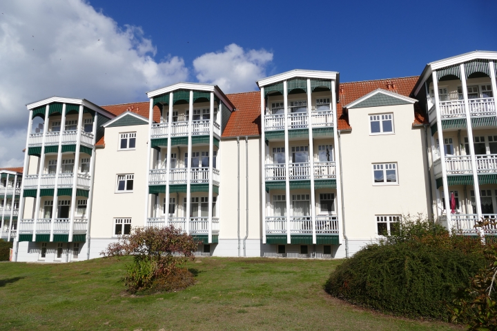 FeWo-Henny | Das Haus hat Balkone im Stile der klassischen Bäderarchitektur.

In dem Gebäude mit zwei Eingängen, befinden sich je Eingang 6 Wohnungen.
