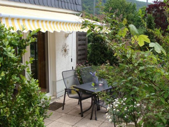 Ferienwohnung am Eifelbad | Die gemütliche und blickgeschützte Sonnen-Terrasse