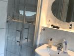 Das helle und freundliche Badezimmer mit Fenster ist ausgestattet mit Dusche, WC, Fön, Kosmetikspiegel und hält für Sie einige Toilettenartikel bereit