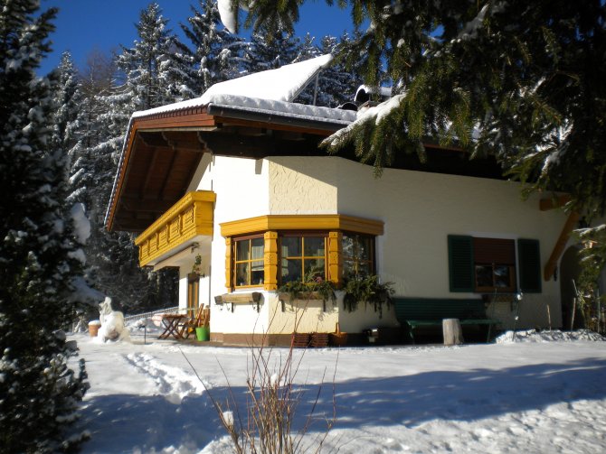 Komfort-Ferienwohnungen Haus Dreer | unser Haus im Winter in unverbauter Panorama - Hanglage 